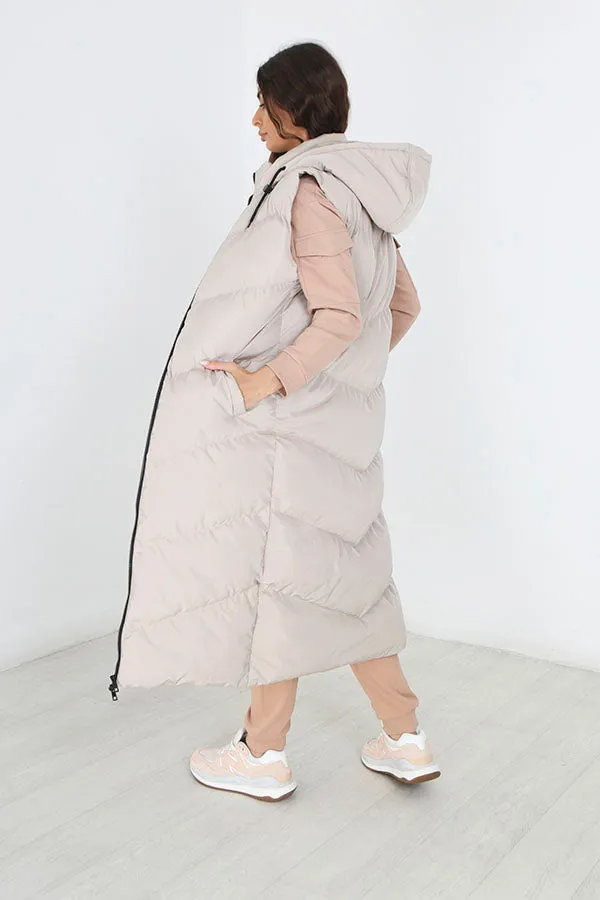 STONE LONGLINE CHERVON QUILT HOODED PADDED GILET